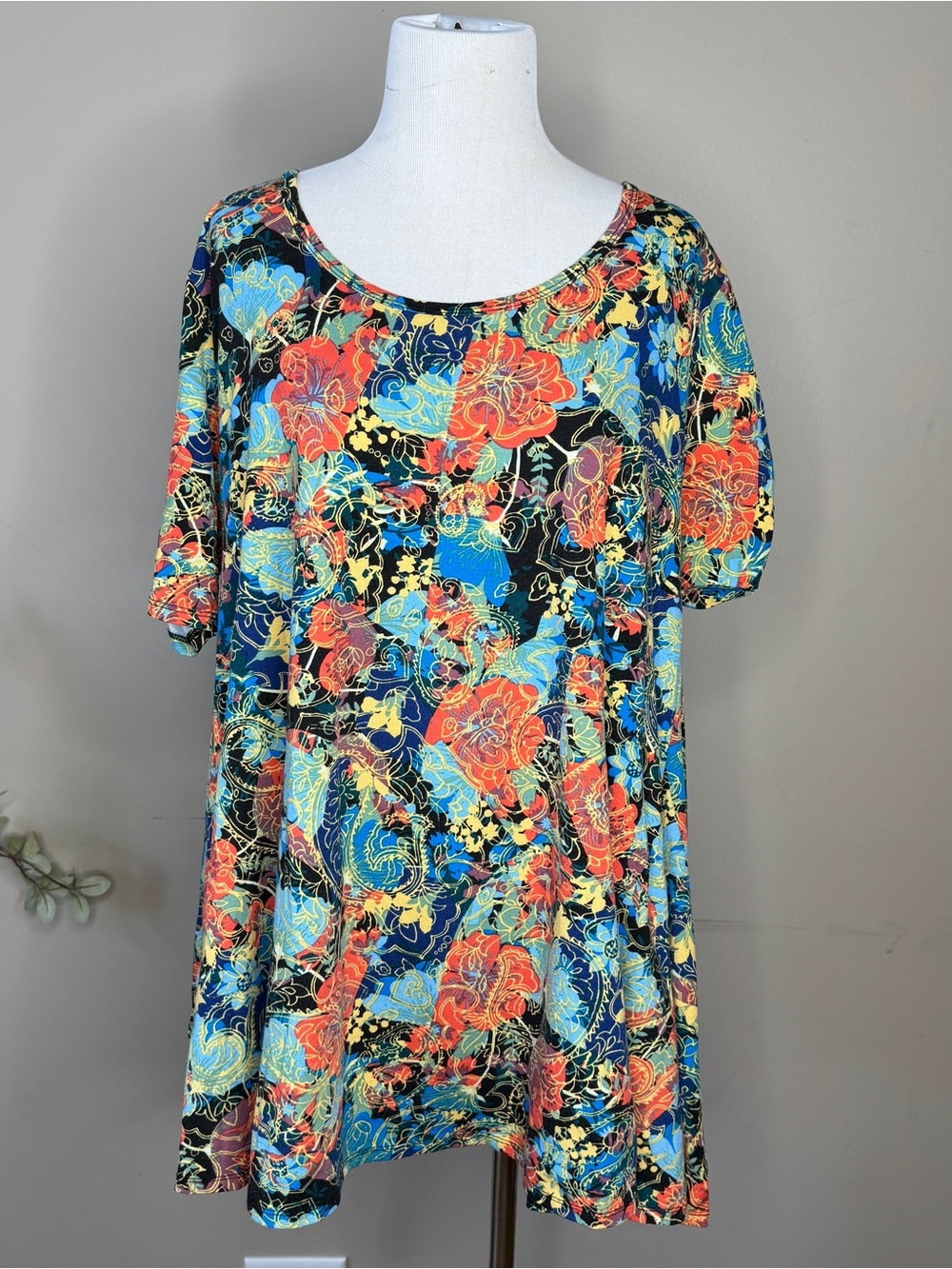 LuLaRoe size LARGE Blue Orange Top Tee Shirt Short Sleeves Stretchy Floral MINT